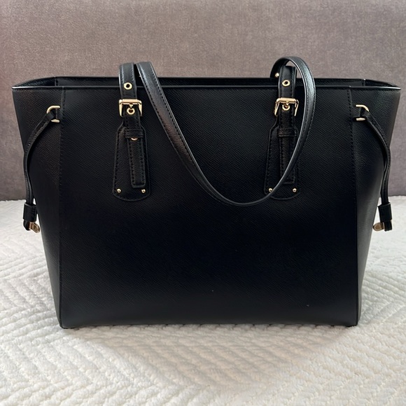 Michael Kors ‘Voyager’ Leather Tote Bag - Picture 3 of 10